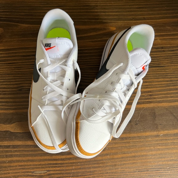 Woman’s Size 8 Nike Legacy Court Shoes Like New - Picture 2 of 5